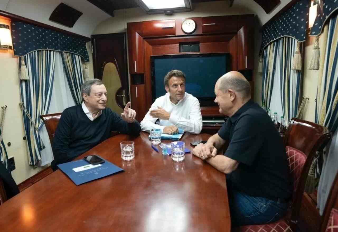 France's Emmanuel Macron and Germany's Olaf Scholz in the nightly train to Kiev.
