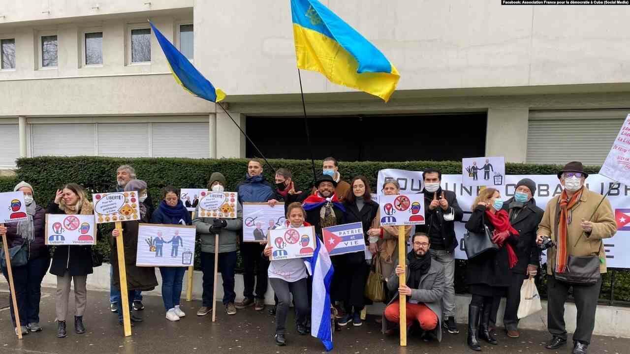 Cuban protest against Russian intervention in Ukraine at the Russian Embassy in Paris on Jan 31, 2022.