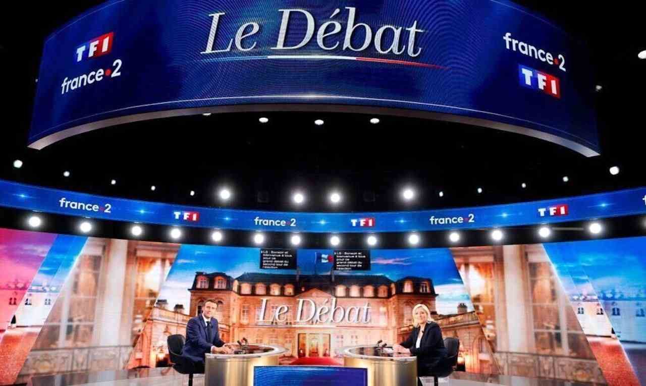 French President Emmanuel Macron and his rival Marine Le Pen at France 2 studio during the presidential debate.
